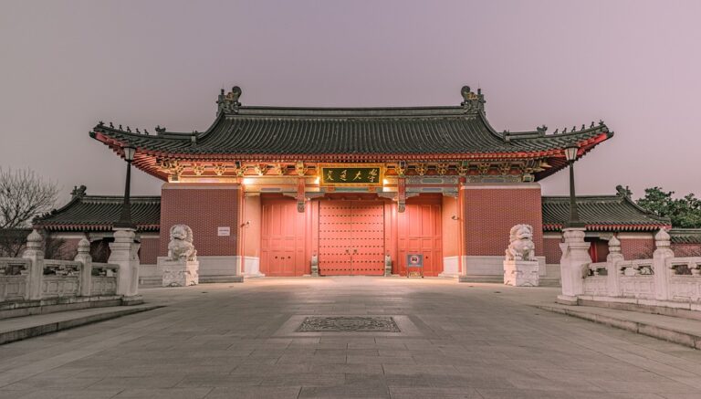 UNISSULA terus berusaha untuk meningkatkan kualitas pendidikan dan mengembangkan inovasi-inovasi baru dalam proses pembelajaran. Artikel ini akan membahas berbagai program inovatif yang diterapkan oleh UNISSULA dalam rangka membangun karakter unggul dan meningkatkan daya saing global mahasiswa. Selain itu, juga akan diulas tentang upaya universitas dalam mempersiapkan mahasiswa untuk menghadapi tantangan dunia kerja yang semakin kompetitif.