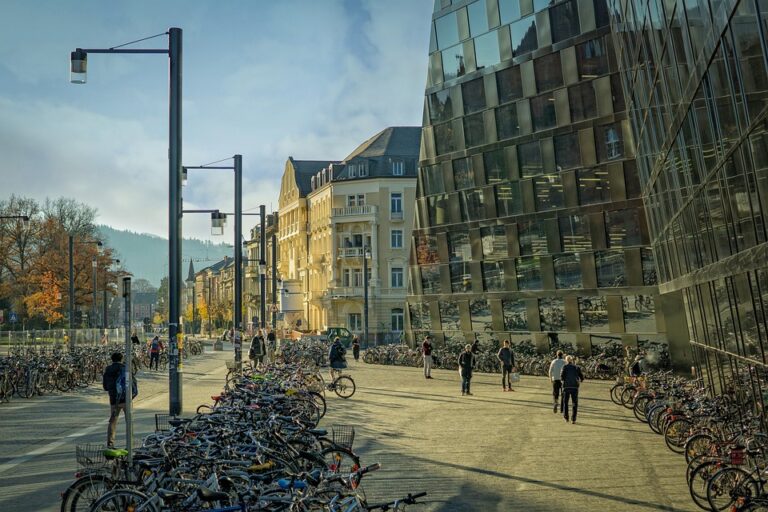 Selain ITB, Bandung juga memiliki Universitas Padjadjaran (Unpad) yang memiliki beragam program studi di berbagai bidang, seperti kedokteran, ekonomi, dan hukum. Unpad juga dikenal dengan penelitian yang inovatif dan kolaboratif dengan industri.
